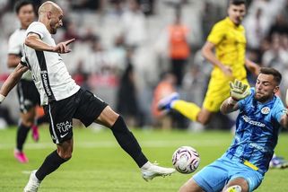Černý čelí kritice. Proti Hradci ale rozhodl a turecká legenda ho hájí - Sport.cz